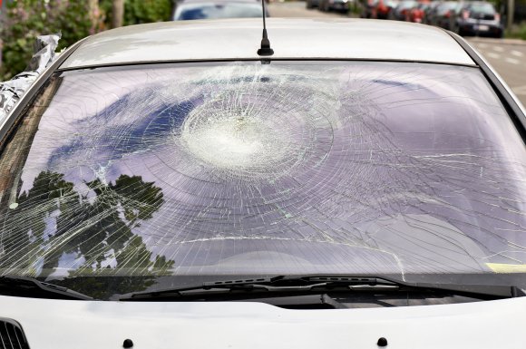 Réparer une fissure sur un pare-brise suite à un impact sur l'autoroute - Estrablin - SOS PARE-BRISE+