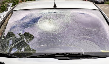 Réparer une fissure sur un pare-brise suite à un impact sur l'autoroute - Estrablin - SOS PARE-BRISE+